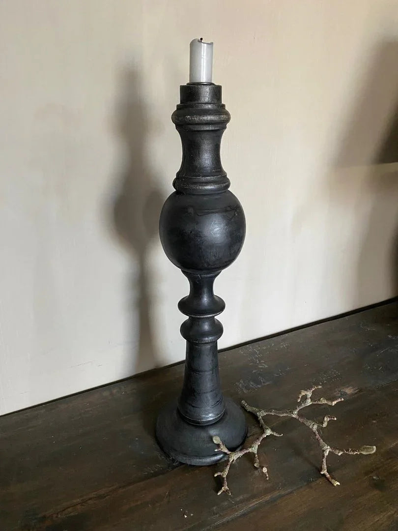 Zwarte houten kandelaar met kaars, landelijke woonaccessoire My Sober Home