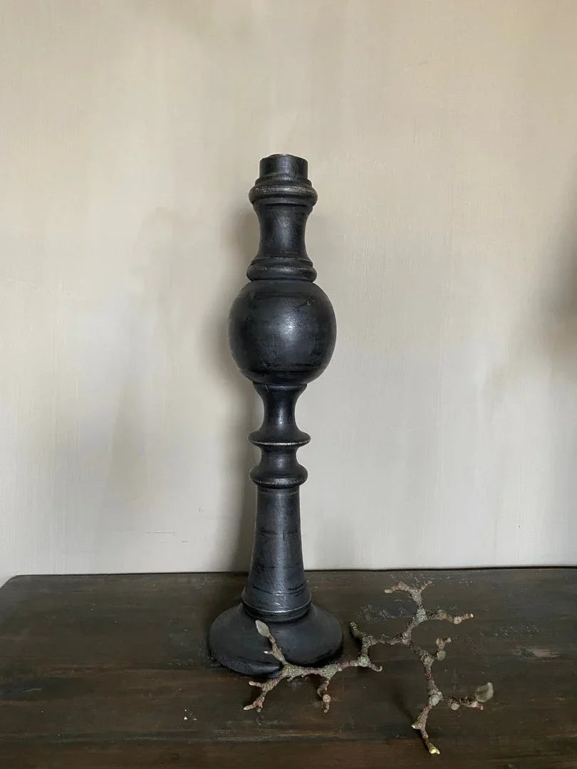 Zwarte houten kandelaar op donkere tafel, landelijke sobere woonaccessoire My Sober Home