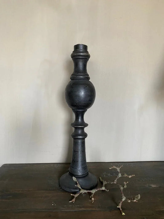 Zwarte houten kandelaar op donkere tafel, landelijke sobere woonaccessoire My Sober Home