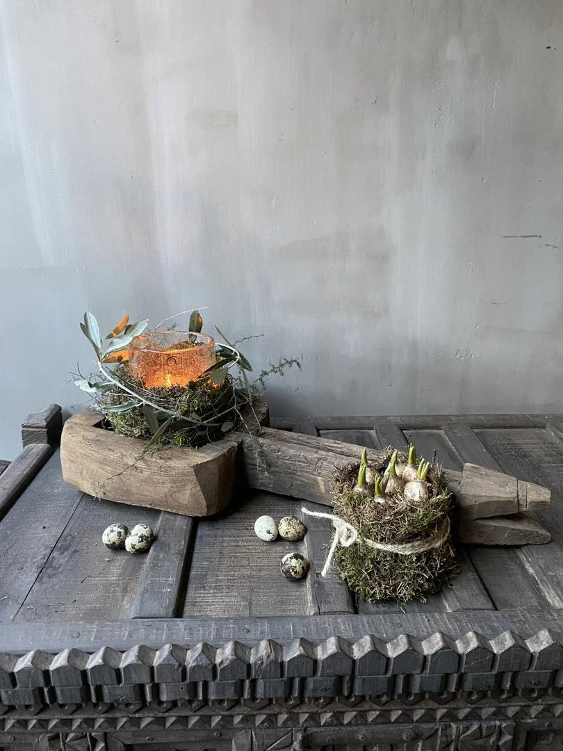 Handgemaakte landelijke woondecoratie met houten kist, mos, bolletjes en rustieke kaars, My Sober Home