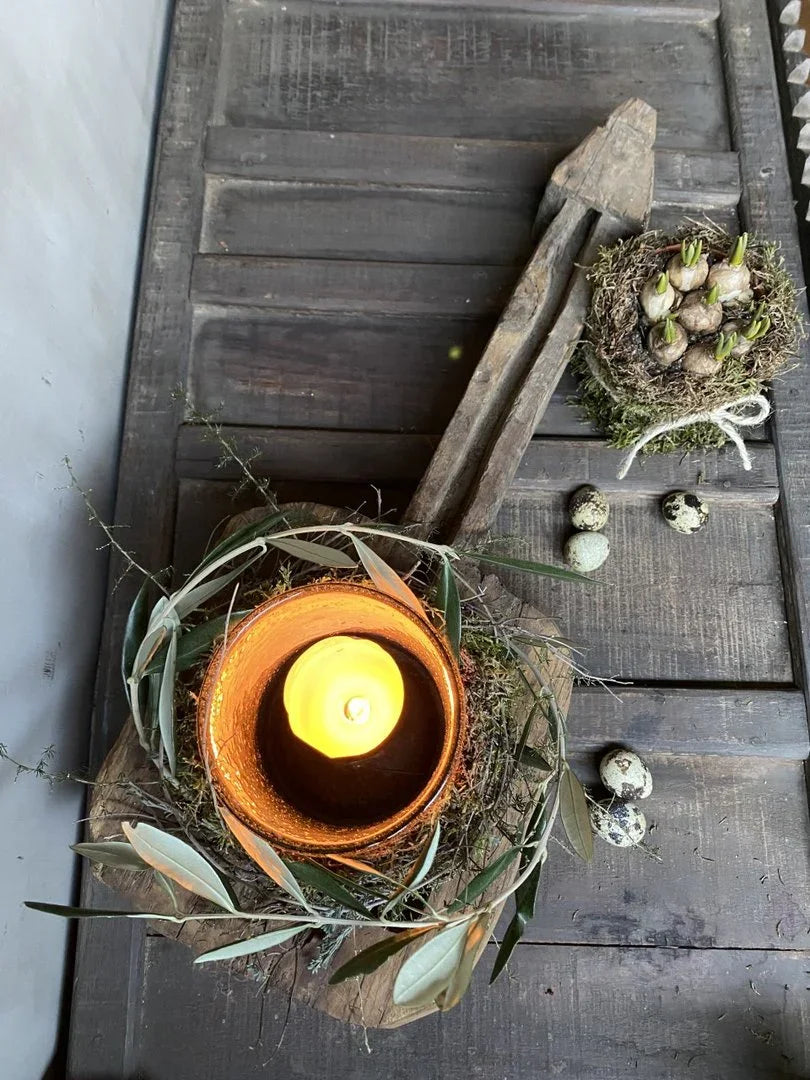 Sober houten dienblad met landelijke decoratie, amberkleurige kaars en mosnest, My Sober Home