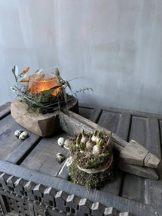 Sober houten ornament met kaars, nestdecoratie en kwarteleitjes op landelijke kast, My Sober Home woonaccessoire.