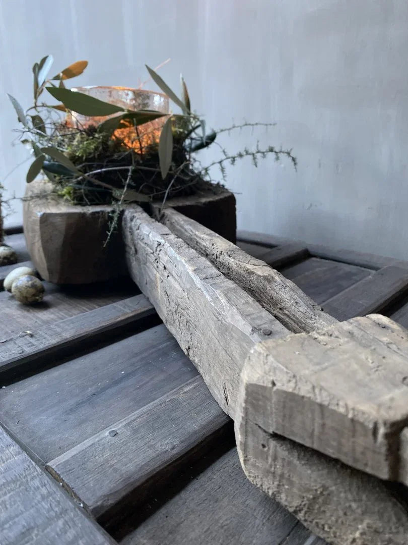 Authentiek houten ornament met glazen windlicht en groen decor, sobere landelijke woonaccessoire